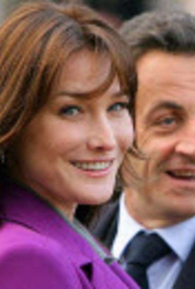 ساركوزيه جدا وابا برداء جديد 