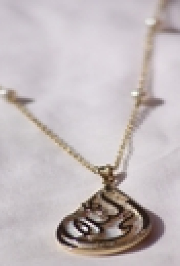 قلادة حصرية للأمهات من تصميم منى الحداد 