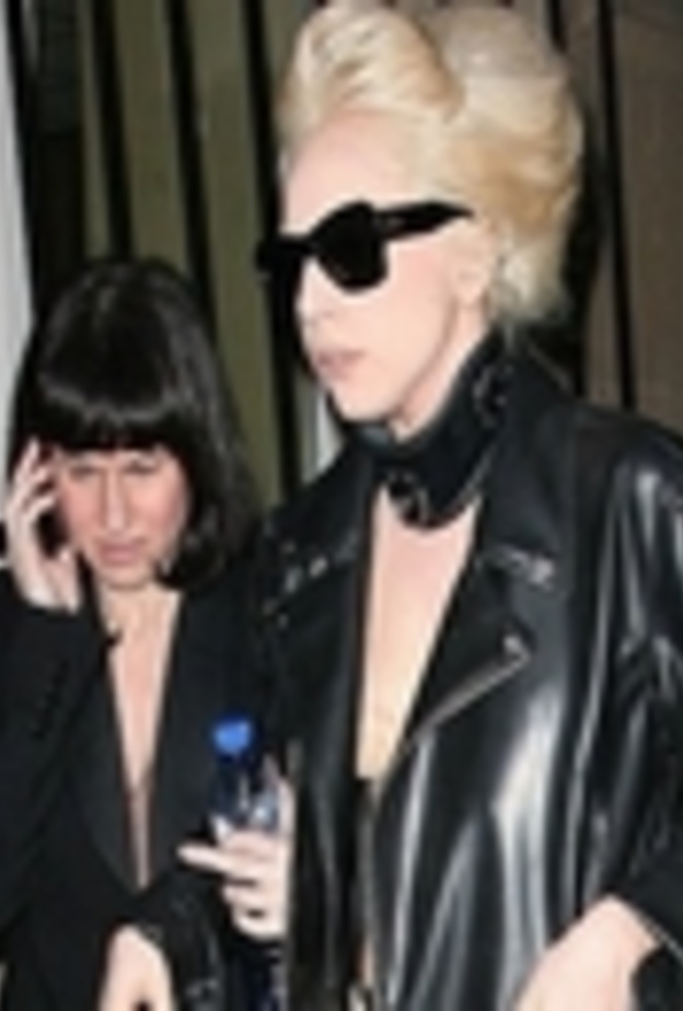 مساعدة ليدي جاجا الشخصية تقاضيها 