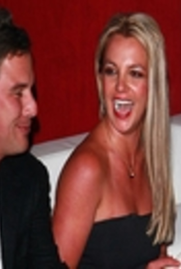 جيسون تراويك يجثو على ركبتيه طالبا الزواج من بريتني سبيرز  