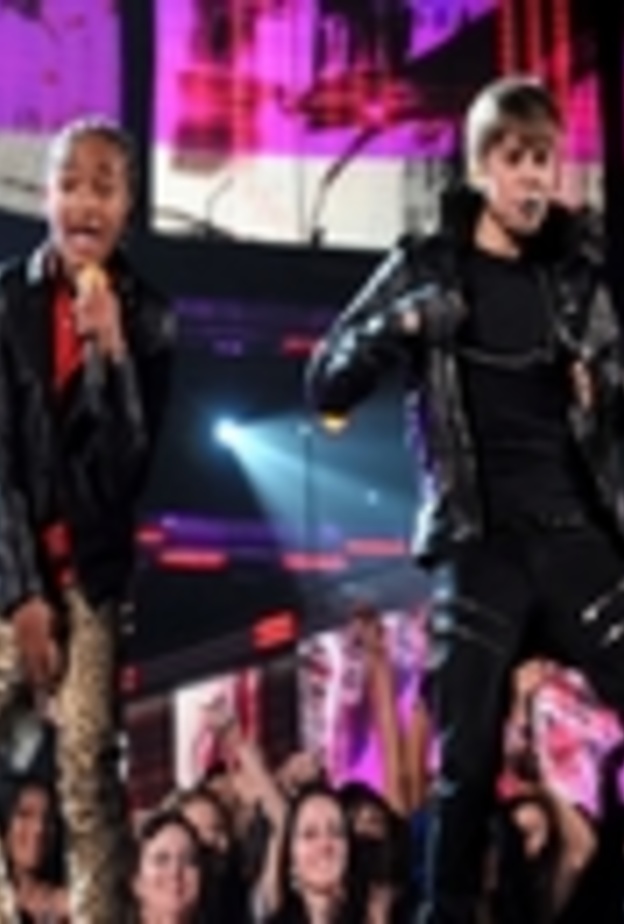 جاستين بيبر وجادين سميث يغنيان  سنة سعيدة 