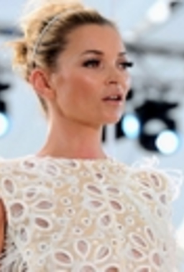 كيت موس تحافظ على جمالها بالثلج