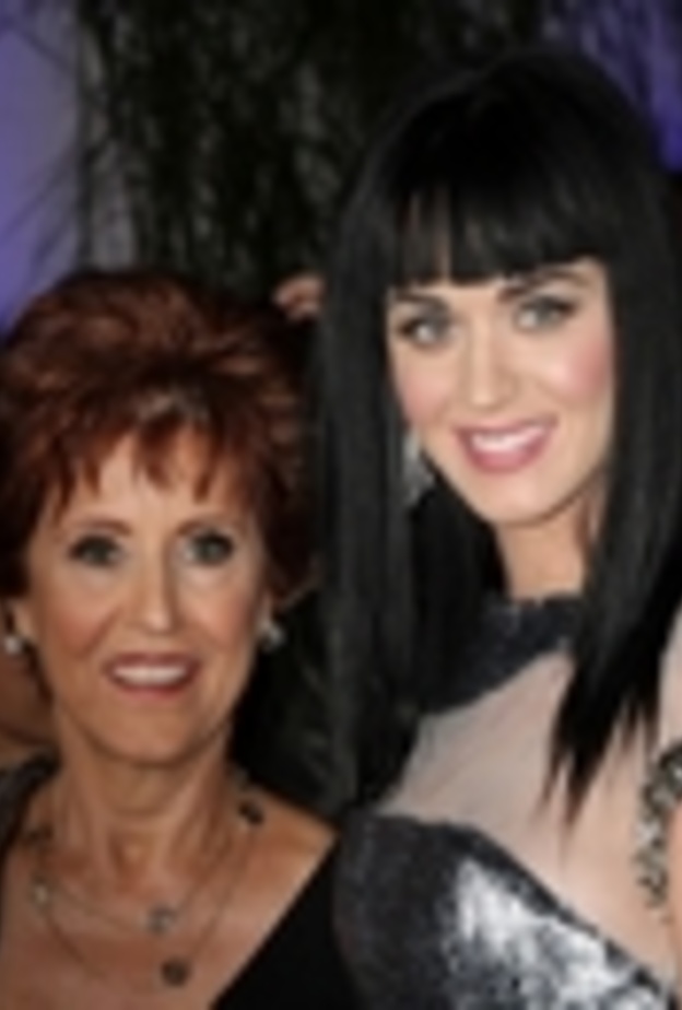 والدة كاتي بيري تنصحها بحب جديد