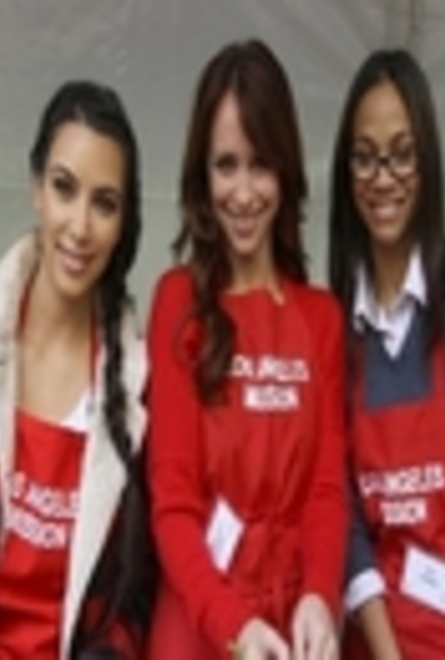 بعد طلاقهما... كيم كارديشيان وزو سالدانا تحضران طعام المشردين