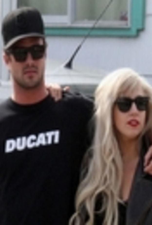 هل أخطأت ليدى جاجا بأظهار حبيبها؟