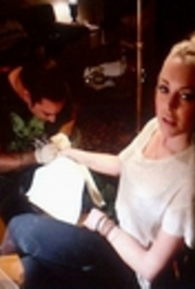 ليندسي لوهان تضع وشم على رسغها بعنوان الحياة بدون ندم 