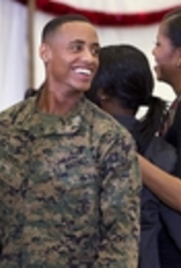 سيدة أمريكا الأولى توفق على مرافقة جندي إلى حفل راقص