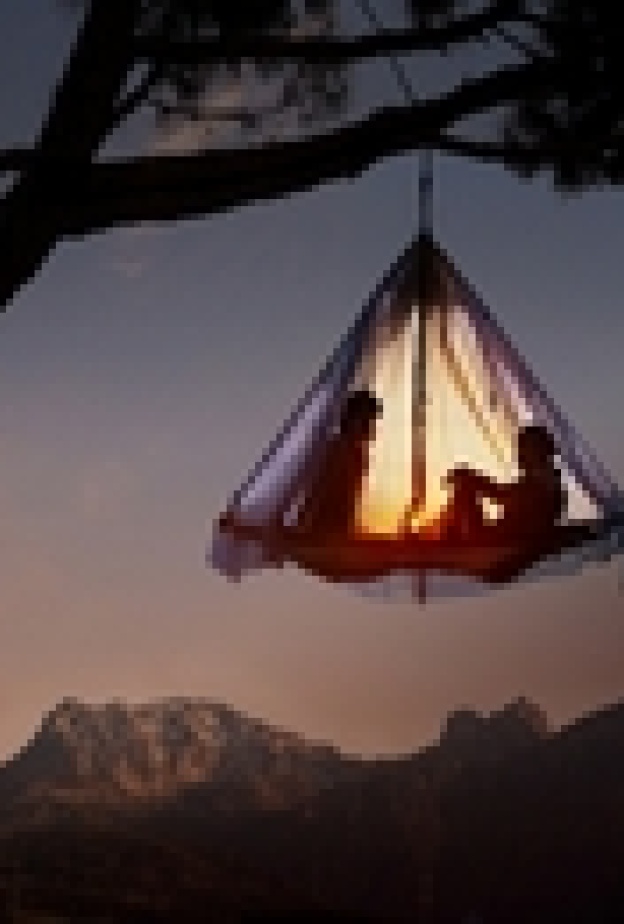 منتجع فريد زبائنه ينامون في خيم معلقة على الأشجار