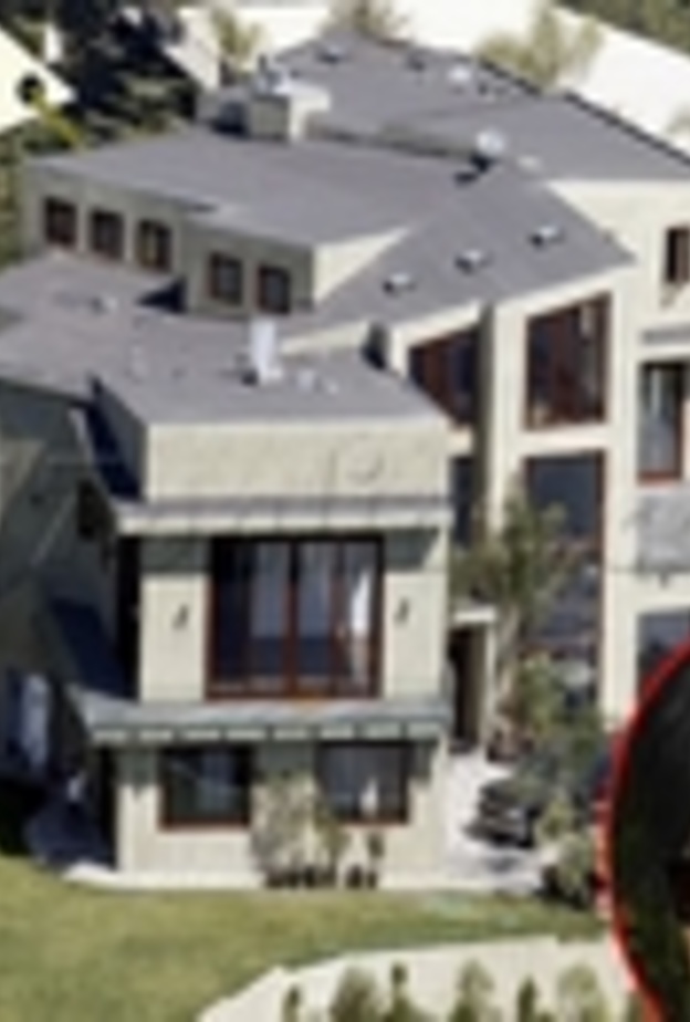 للراغبين... منزل ريهانا في بيفرلي هيلز للبيع 