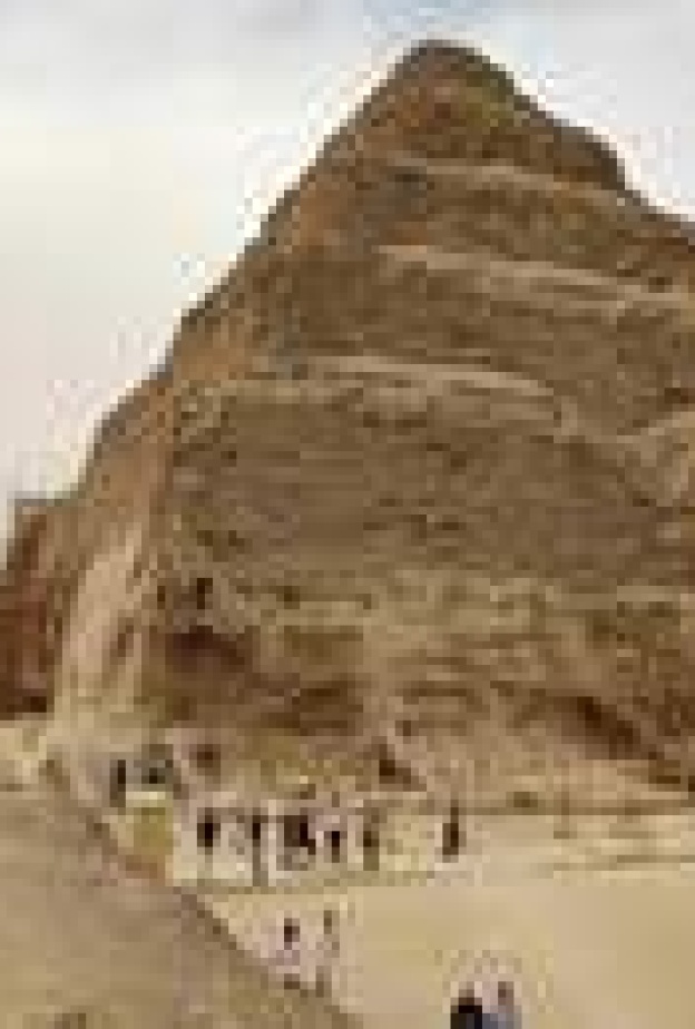 بدء استكمال ترميم أقدم هرم مصري عرفه التاريخ