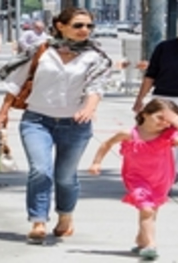 سوري كروز ملكة أناقة أطفال المشاهير