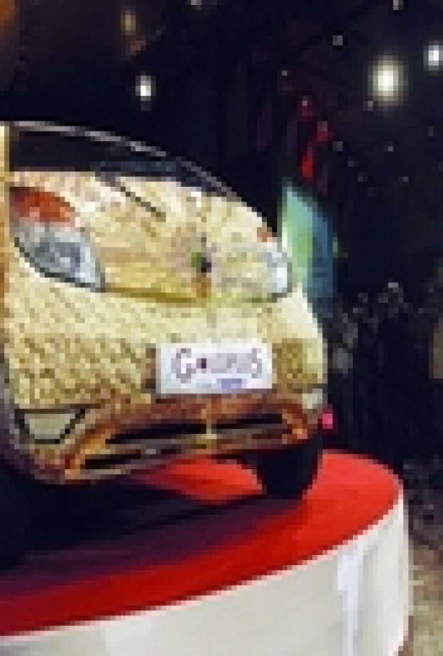 سيارة هندية من الذهب والفضة والأحجار الكريمة