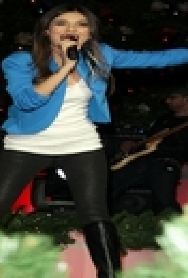 فيكتوريا جوستيس تبهر الجميع في حفل  Citadel Tree Lighting 