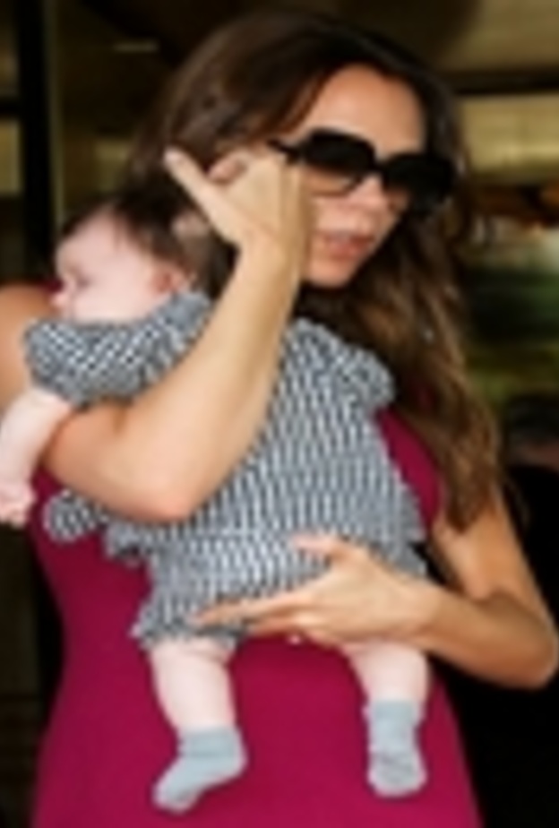 فيكتوريا بيكهام تصحب وليدتها هاربر لأسبوع الموضة في نيويورك