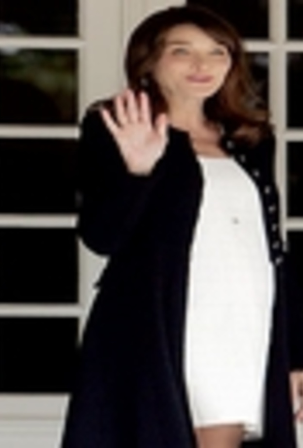 دمية كارلا بروني تغزو متاجر أوروبا