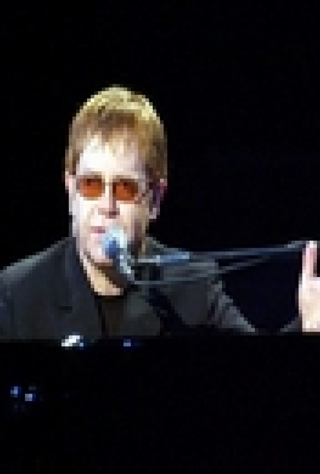 إلتون جون يحيى حفلا أمام 6 آلاف ماليزي