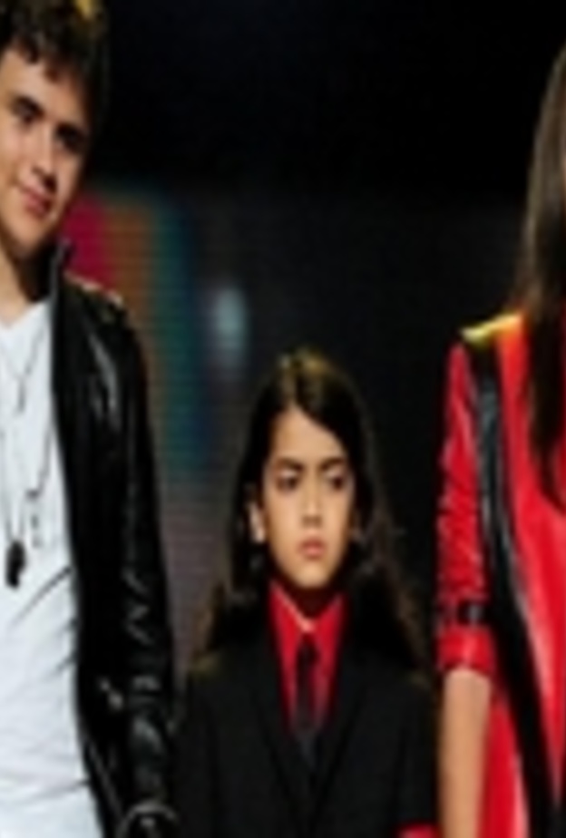 أطفال مايكل جاكسون يخلدون ذكرى والدهم