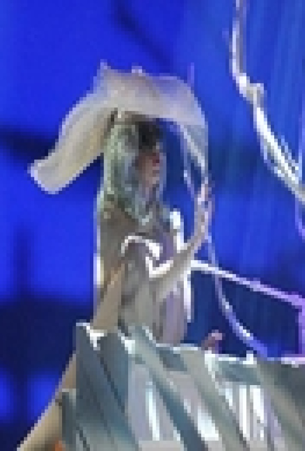 نجوم الغناء الأمريكي يحيون الذكرى العاشرة لمؤسسة كلينتون