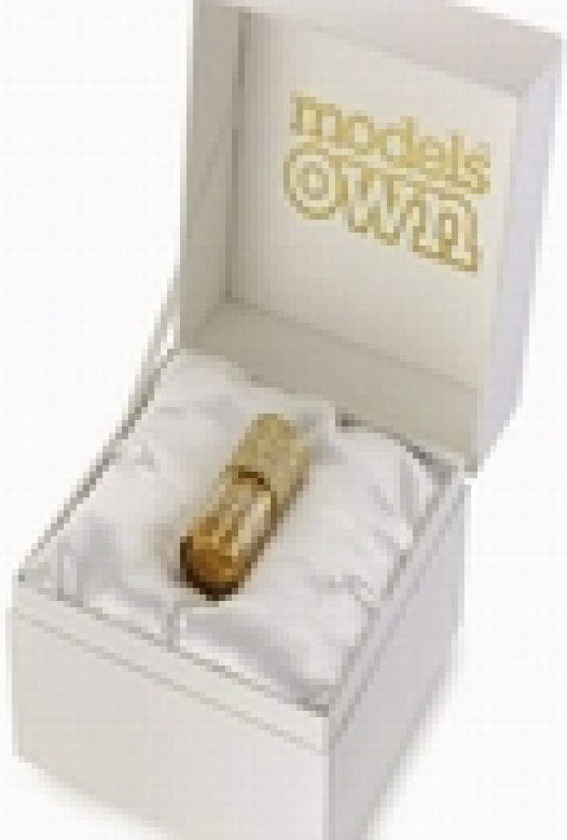 قمة الرفاهية: طلاء اظافر من الذهب والماس!