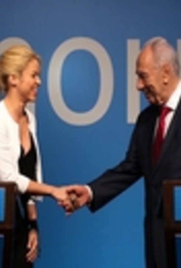 شاكيرا تدعو لاستخدام التعليم لتحقيق السلام