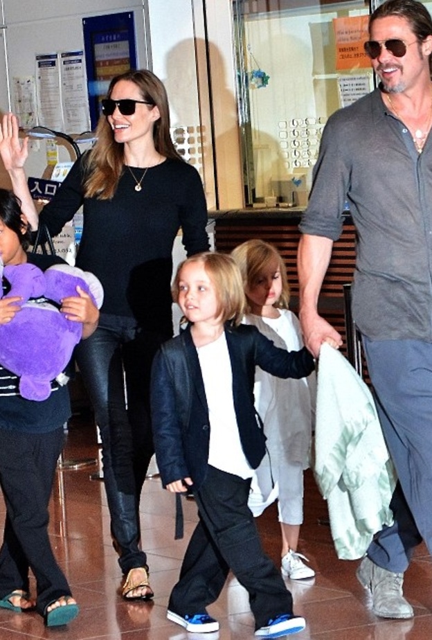 بالصور: آنجلينا وبراد يتسوقان للكريسماس