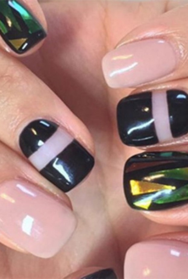 امزجي بين طلاء الأظافر العادي والأظافر الزجاجية