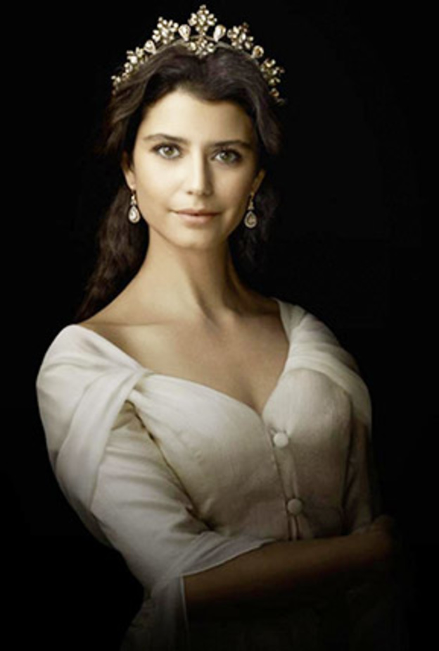 بيرين سات في دور السلطانة كوسيم