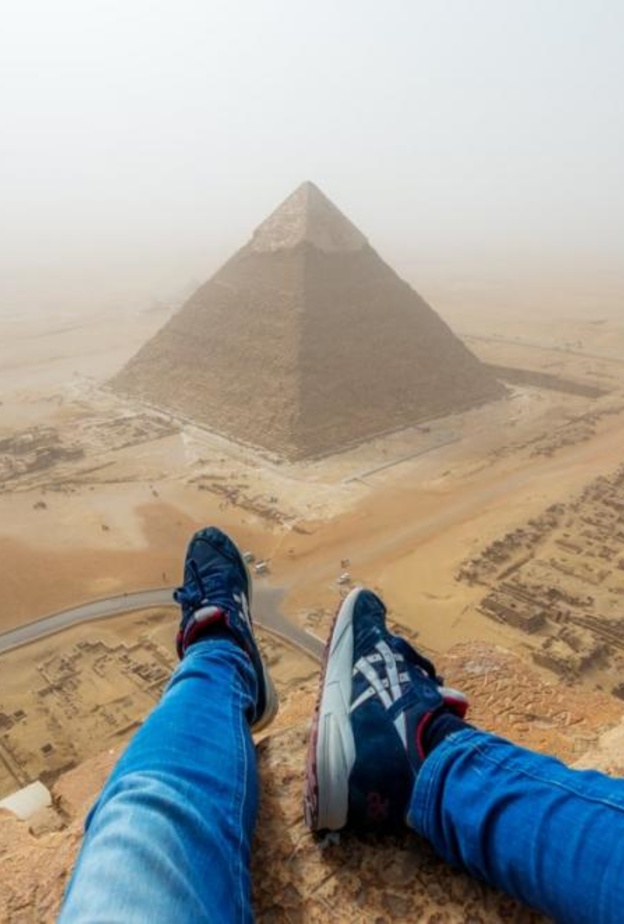 شاب ألماني يخالف الفراعنة ويتسلق الهرم الأكبر!