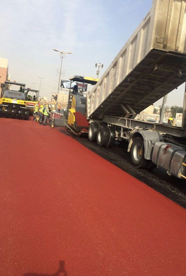 من اعمال سفلتة الطريق باللون الاحمر