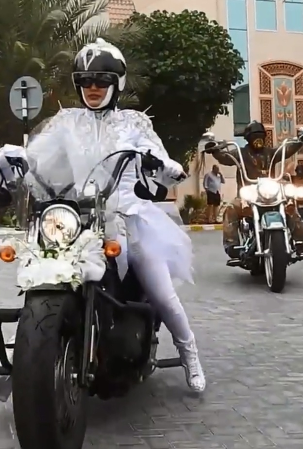 العروس على الدراجة