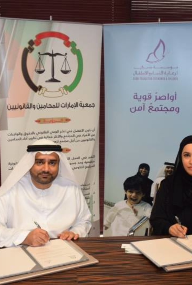 شيخة المنصوري وزايد الشامسي خلال توقيع الإتفاقية