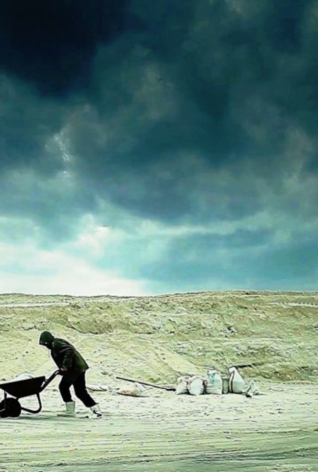 لقطة من فيلم رجل الملح الاماراتي