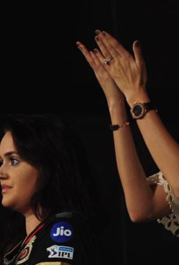 أنوشكا شارما تشجيع زوجها في مباراته الجديدة من المدرجات