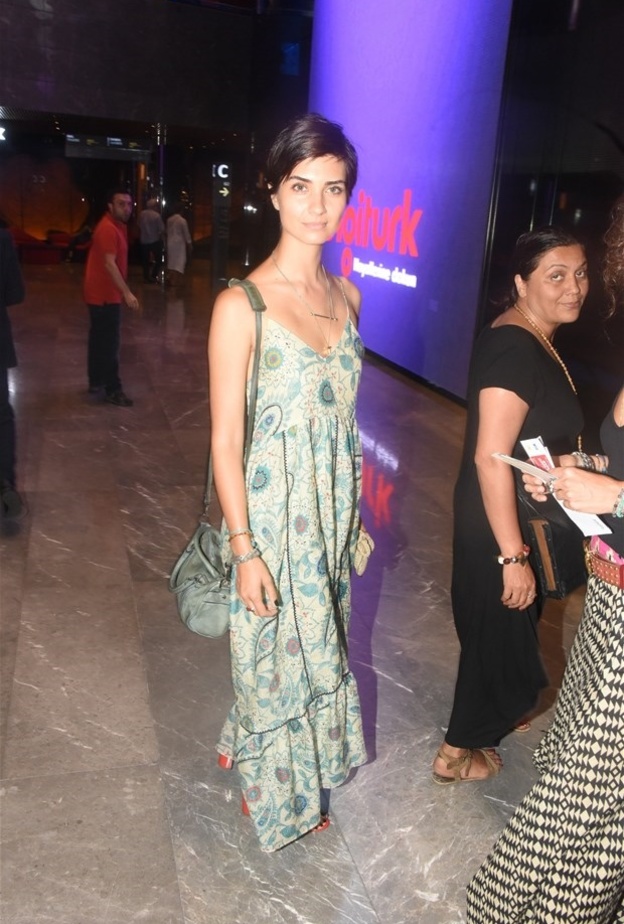 إطلالة بسيطة للممثلة التركية توبا بيوكستون في حفل المطرب الأيرلندي Damien Rice