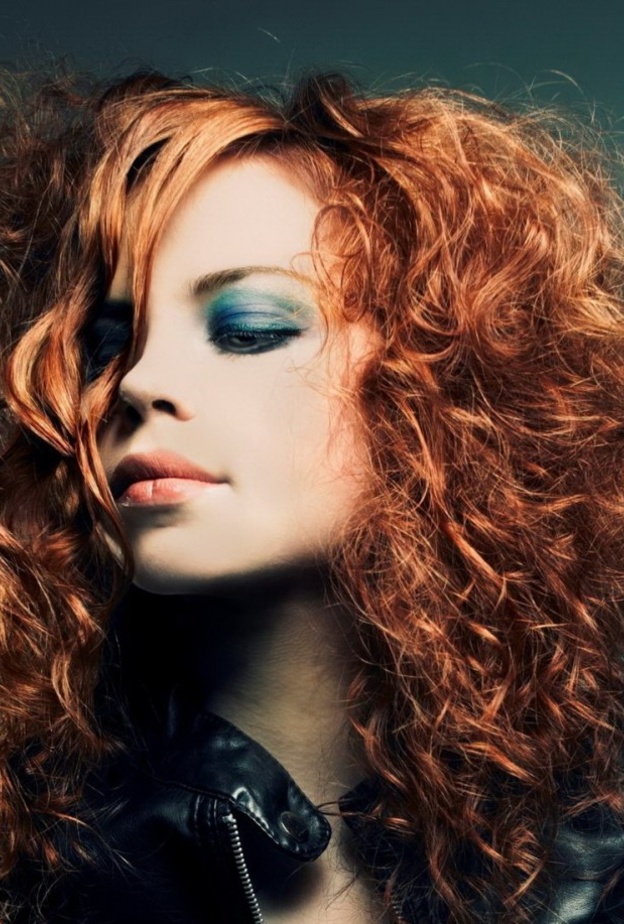 الشعر الأحمر أيضاً مناسب لسهراتك