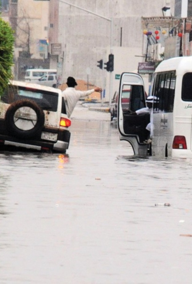 غرق الشوارع يحتم تعليق الدراسةحفاظا على سلامة الطلاب