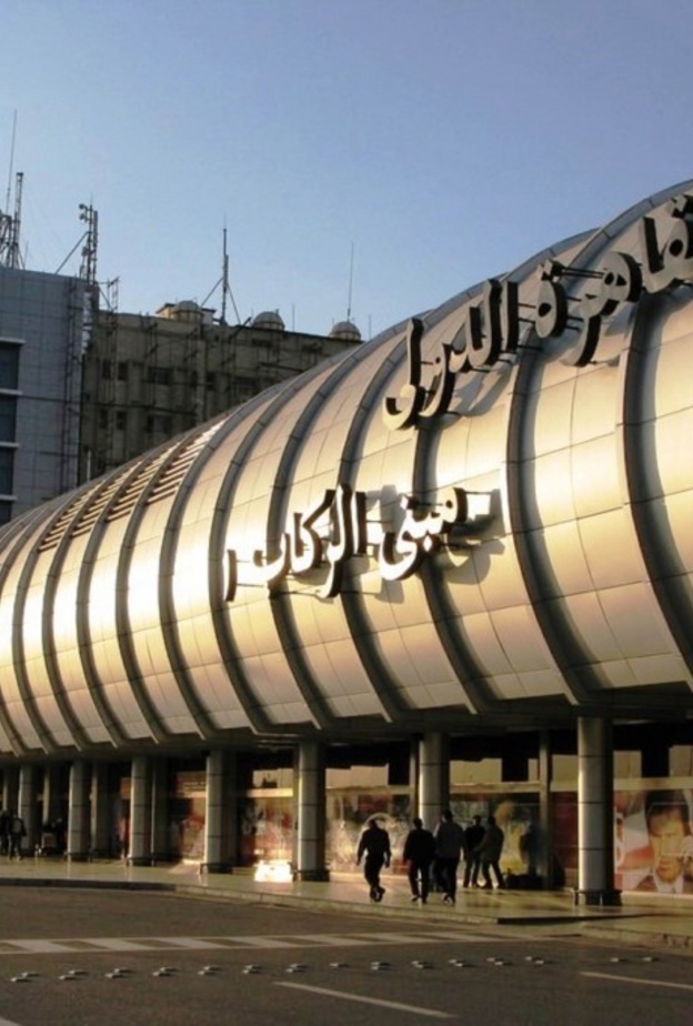 مطار القاهرة الذي إستقبل الطائرة
