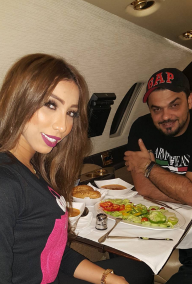 دنيا بطمة خلال تناولها العشاء مع زوجها