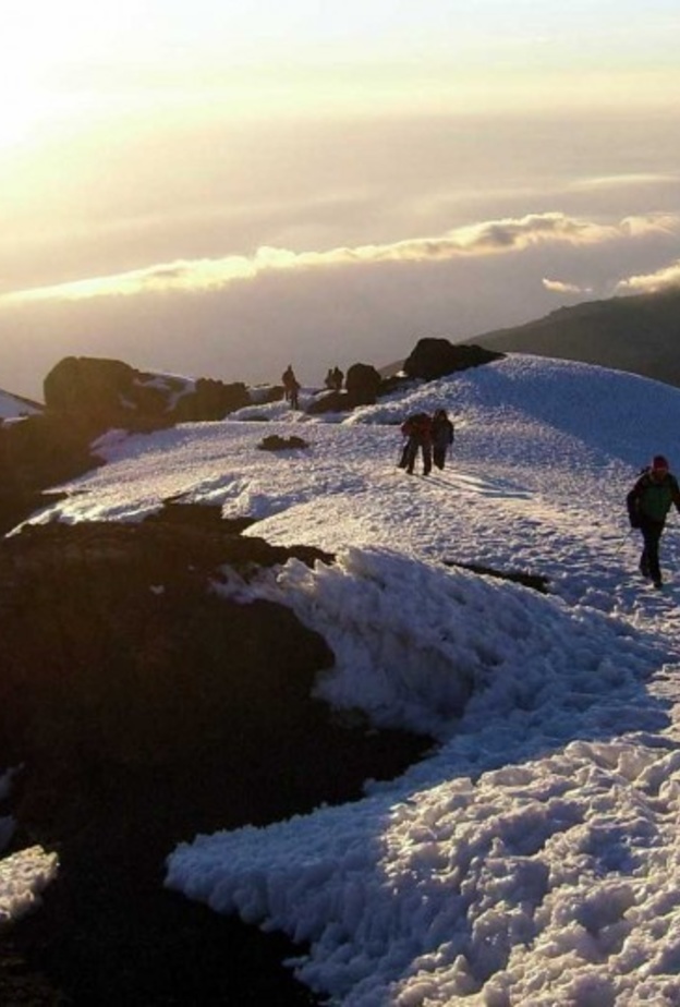 كيليمانجارو في تنزانيا تجذب هواة تسلق الجبال