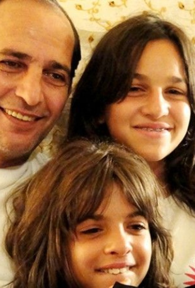 هشام مع ابنتيه