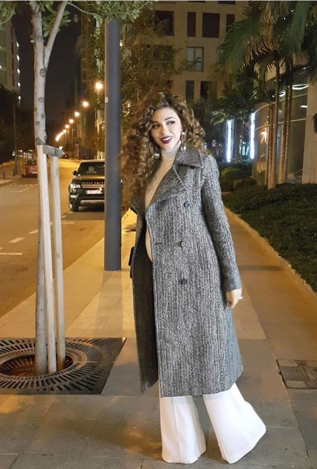 ميريام فارس تحمل حقيبة من شانيل