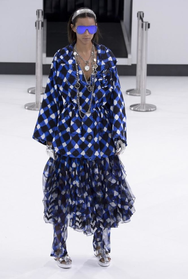 تصميم مميز من عرض شانيل لربيع وصيف 2016