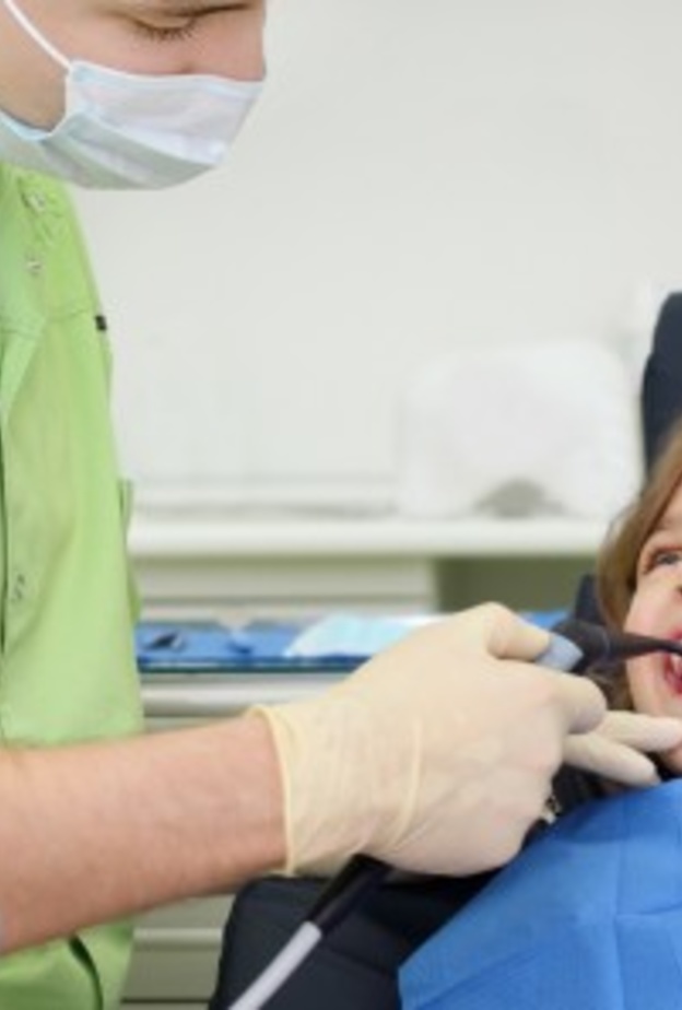 نجار آسيوي بالأحساء يعمل طبيب اسنان