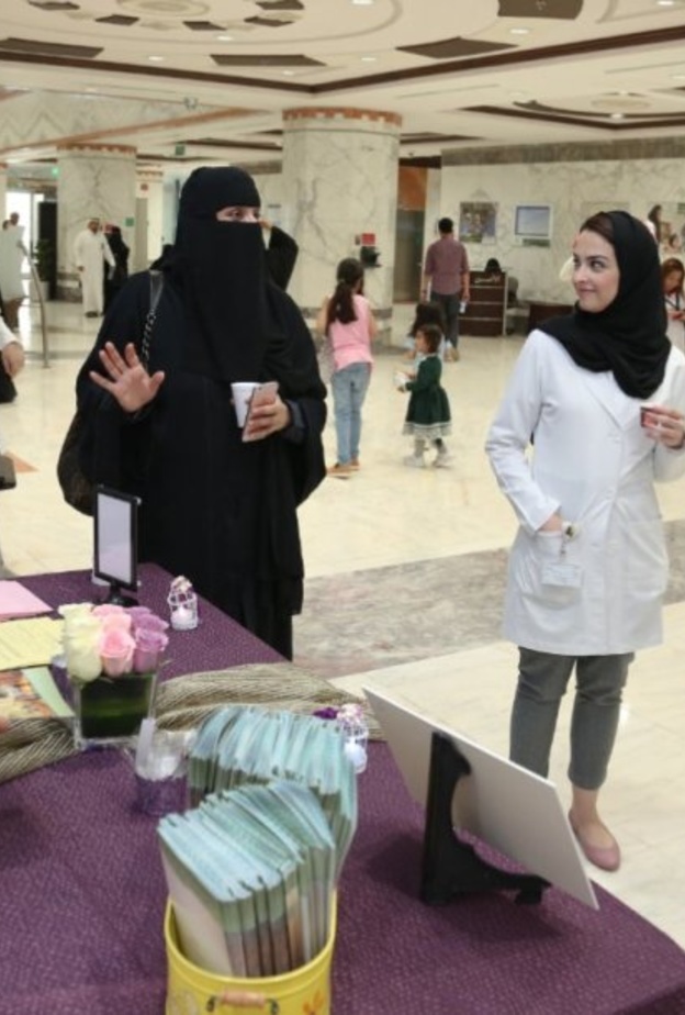 من فعاليات اليوم التوعوي في المستشفى التخصصي