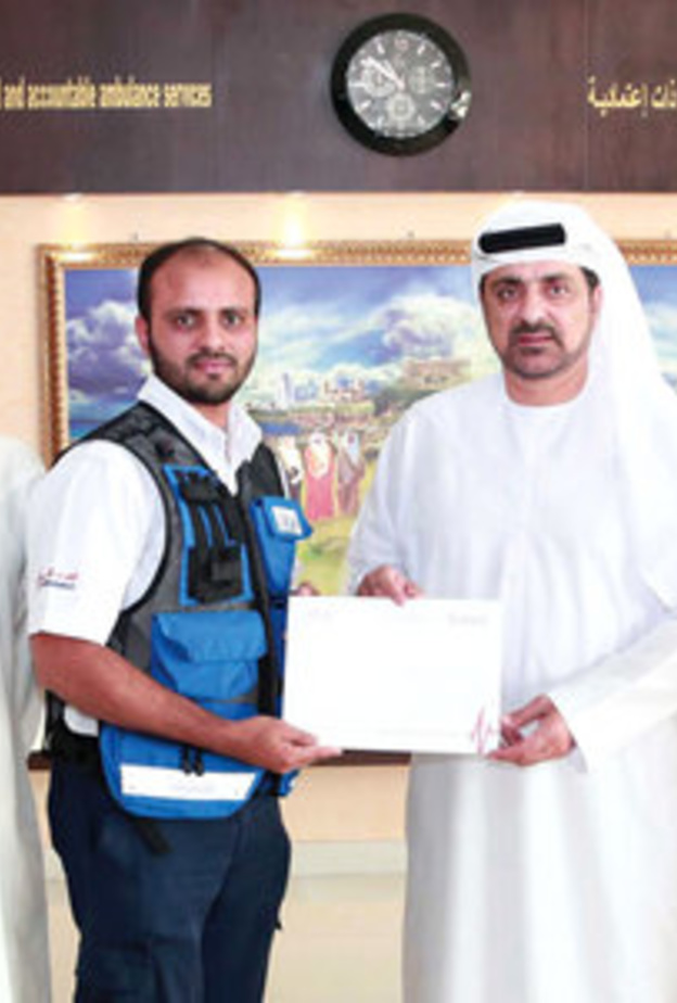 مسعف في دبي ينقذ رضيعا من الموت