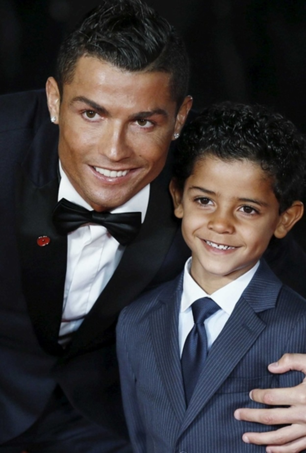 رونالدو يستمتع بقضاء الوقت بصحبة ابنه الصغير
