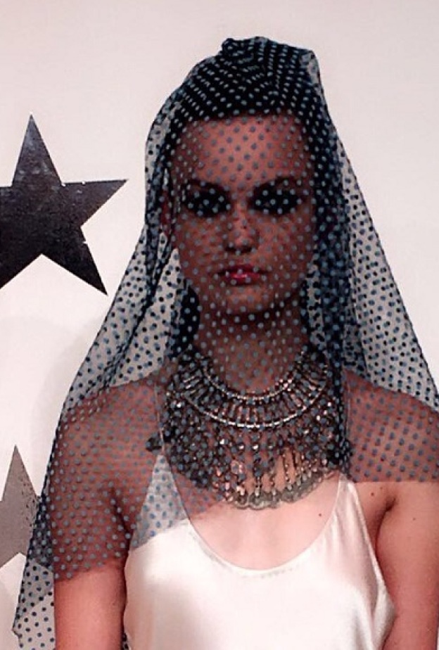 لوك ملفت من عرض مجموعة نسيبة حافظ خلال فعاليات فاشن فوروورد 