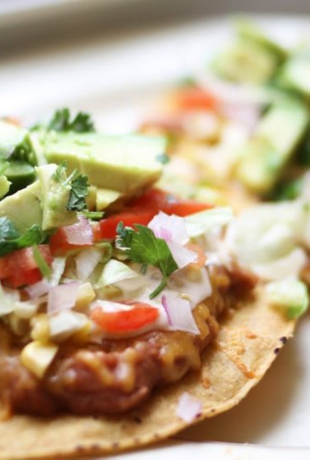 طبق التوستادا عبارة عن شرائح خبز التورتيللا المقلية في الزيت الغزير