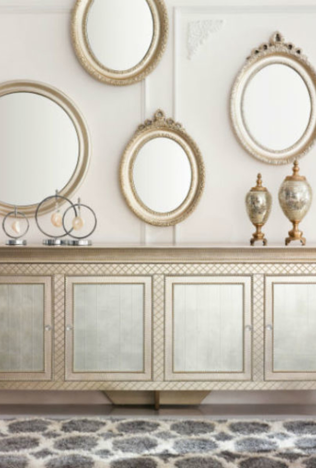 تعدد انواع المرايا تشكل لوحة على الجدار