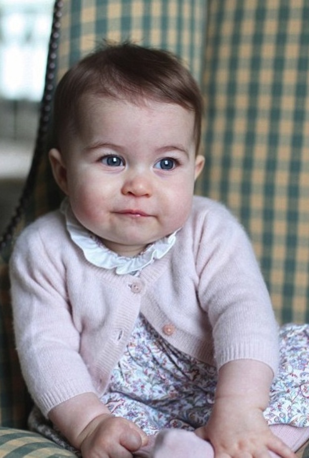 الأميرة تشارلوت في فستان مزين بالورود مع سترة زهرية ناعمة